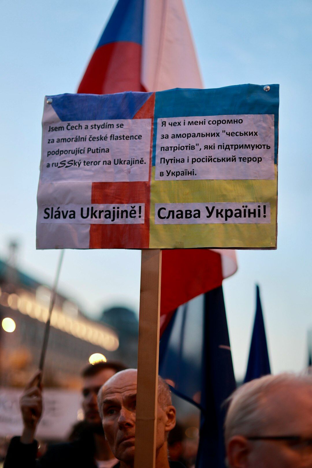 Skupina starijih osoba sjedi zajedno za stolom i razgovara uz kavu
