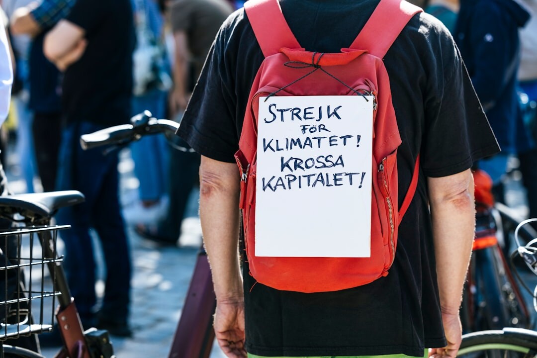 Volonter pomaže starijoj osobi s papirima za prijavu